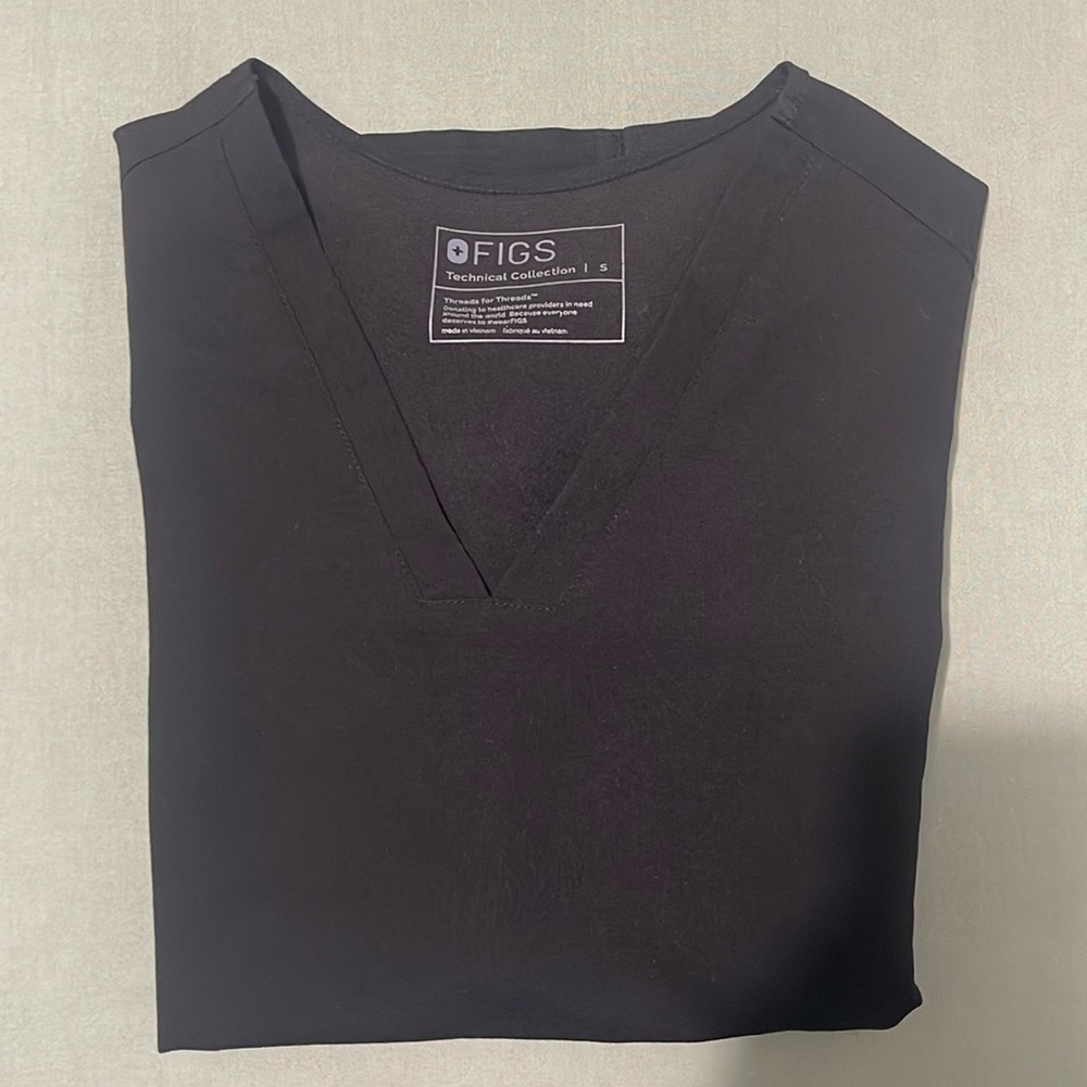 FIGS TOP ONLY Black Casma Three Pocket Scrub Top